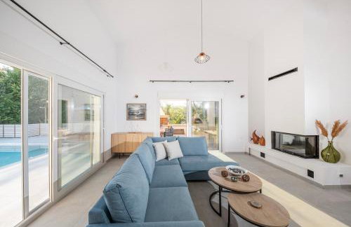 Villa Ami, Roda, Corfu: 10 guests, heated pool, private mini golf, pool table & more!! - Foto 17