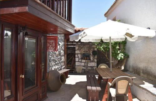 wood and stone in the path of lava - Foto 31