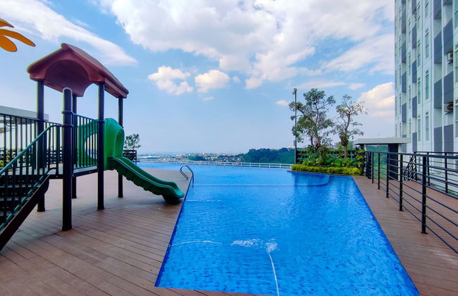 Fancy And Nice 1Br With Extra Room At Amartha View Apartment - Photo 19