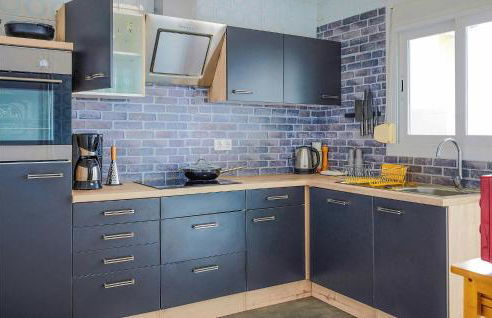 Nice Apartment In Pineda De Mar - Photo 6