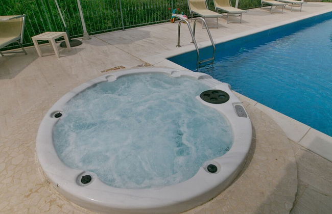 Villa with Salt Water & Heated Pool & Hot Tub near sea - Foto 43