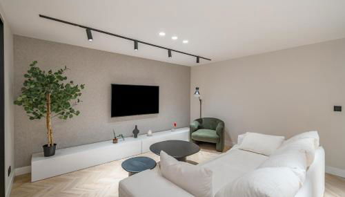 Location, Luxury & Style Best 5Bed in Madrid - Photo 3