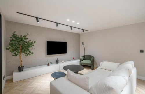 Location, Luxury & Style Best 5Bed in Madrid - Photo 3