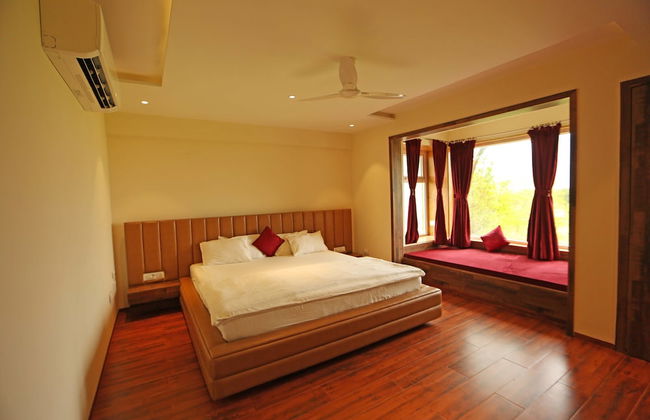 Royal Oakwood Villa by Shiloh Stay - Photo 5