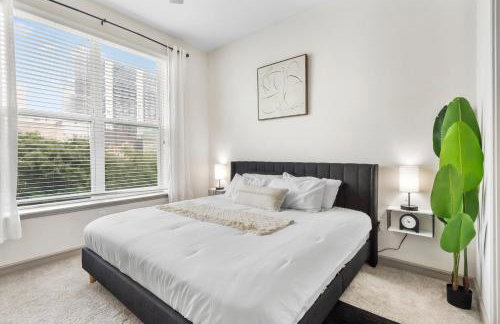 Downtown Modern Elegance Suite with Free Parking, Pool, WIFI and a King Bed - Foto 8