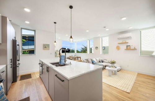 Ocean-Inspired 3B Modern Retreat w Kids Room - Foto 15