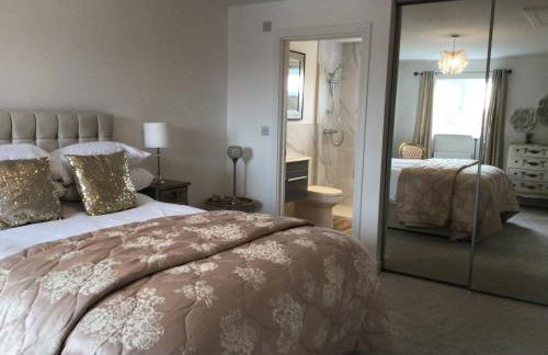 Luxurious 3 bedroom house now with FULL FIBRE INTERNET Shangri la in village of Alfrick with driveway parking for 3 cars in an area of outstanding natural beauty, superb walking,close to Worcester, Malvern showground, theatre, Malvern hills, dogs welcome - Photo 12