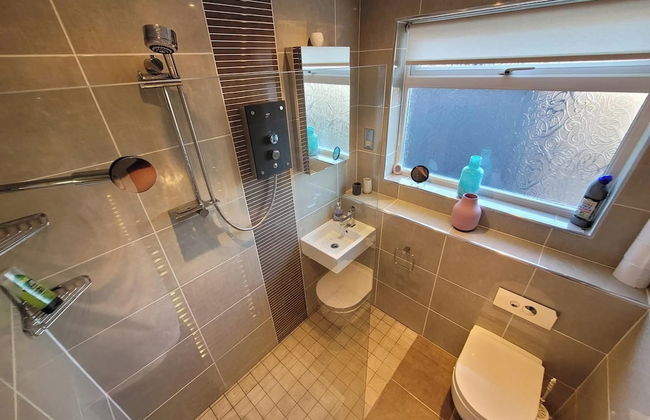 Cozy Cottage Retreat in Swansea - Photo 9