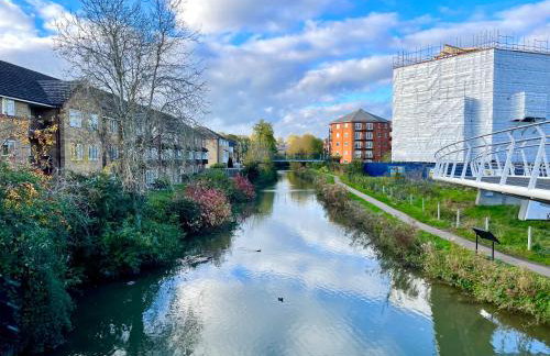 Fantastic convenient 2 Bedroom 2 bathroom Perfect for Stansted Airport, 3 minute walk to Bishops Stortford Train Station! - Foto 20
