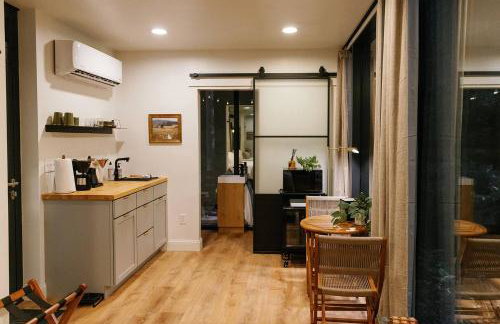 Modern Mirror Home w/ Hot-tub | “Glass House” #2 - Foto 18