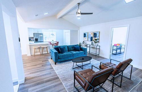 Sparkling Pool Retreat Near Legacy West by Vacation Your Way - Foto 10