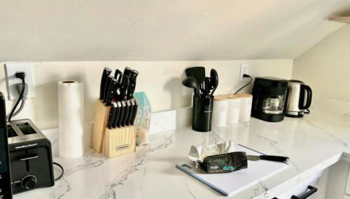 Charming & Bright Gem Prime Location Street Parking with AC - Foto 5