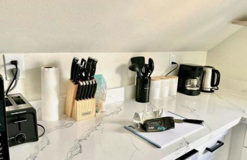 Charming & Bright Gem Prime Location Street Parking with AC - Foto 5