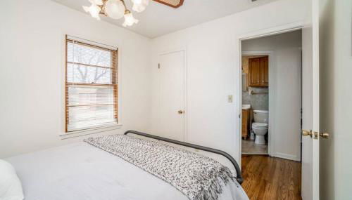 2 Bed 1 Bath Home w 2 Car Garage & Fenced Yard - Foto 2