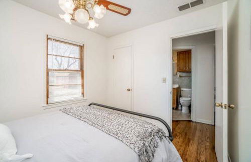 2 Bed 1 Bath Home w 2 Car Garage & Fenced Yard - Photo 2