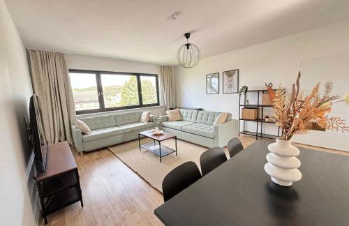 110qm- 4 Rooms - free private parking- free fast WIFI - Kitchen - near Wood- A Part Time Home - Foto 1