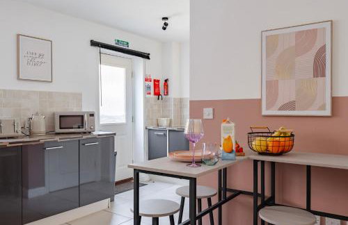 Stylish 5Bedroom Getaway in Quiet Mildenhall Area - Photo 20