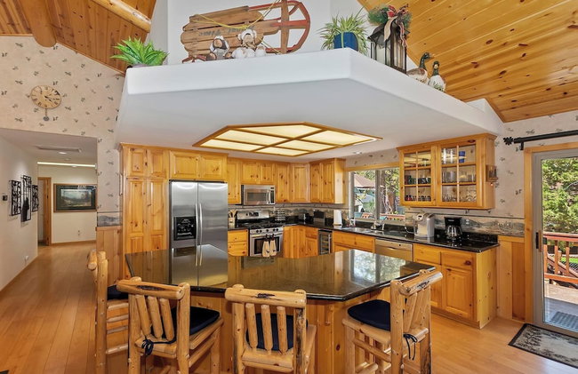 Teakwood Cozy Wood Cabin with Fireplace - Photo 22