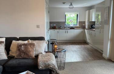 Uxbridge-Modern 2 bed Apt with Lift & Parking - Photo 15