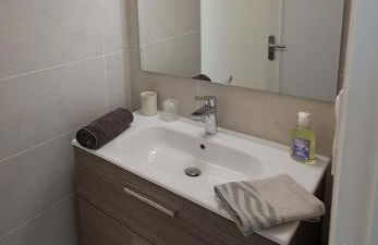 Le 7 - Appartement 2 pièces au calme en bord de rivière, wifi et parking privé gratuit - Foto 16