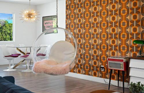 NEW Retro Escape 70's Vibes Wellness Game Room - Foto 20