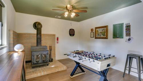 Pet-Friendly Escape w/ Game Room & Fire Pit! - Foto 2