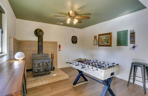 Pet-Friendly Escape w/ Game Room & Fire Pit! - Foto 2