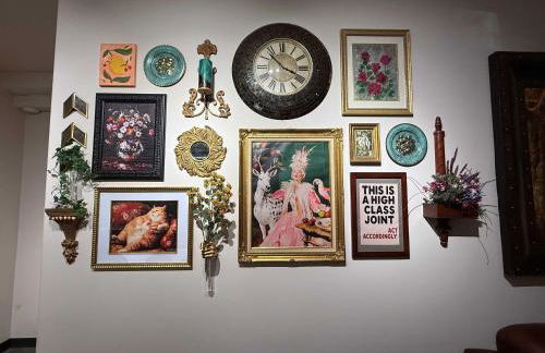 Stylish South Hill Retreat Queen Bed and Sofa Sleeper Full Kitchen Free Parking - Foto 27