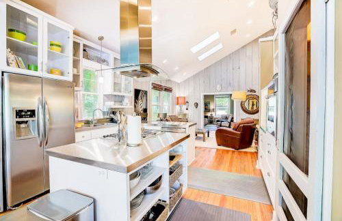 Quiet central home with enclosed yard, deck, grill, central AC, washer and dryer - Foto 16