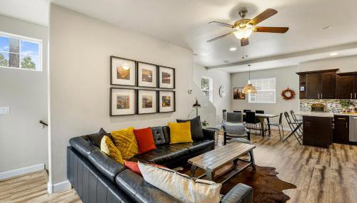 Mountain Peaks Getaway 4BR4BA Pet-Friendly Central AC Near Downtown Trails - Foto 5, Other