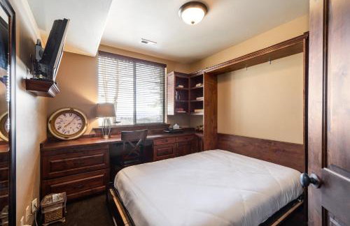 Private Hot Tub, Minutes to Ski, Cozy Getaway, Beautiful Condo- Large 3BR, Private Garage! - Photo 18