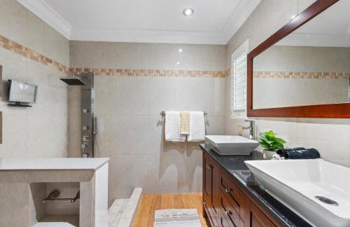 Centrally Located 4BD Oasis with Pool & Movie Patio - Foto 26