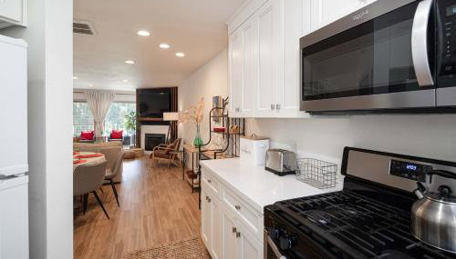 Blacklake Resort Vacation Rental Nestled on the 9t - Foto 3