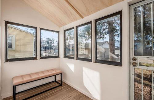 Oakwood Charm Family-Friendly 3BR Getaway - Photo 11