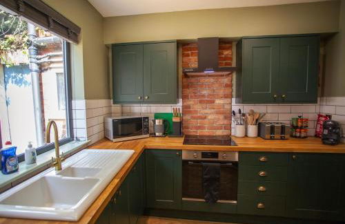 NEW Refurbished Cottage near Alton Towers Sleeps 6 Ashbourne Peak District Derbyshire - Foto 6