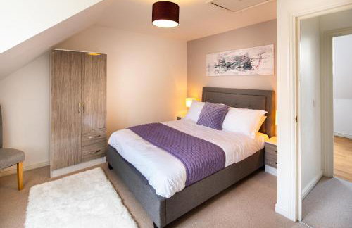 Modern and Spacious Home From Home 1 mile from M1 - with Netflix, Prime Video, PS5, free parking, superfast WiFi, BBQ - Sleeps 11 - By Brightleap Apartments - Foto 46