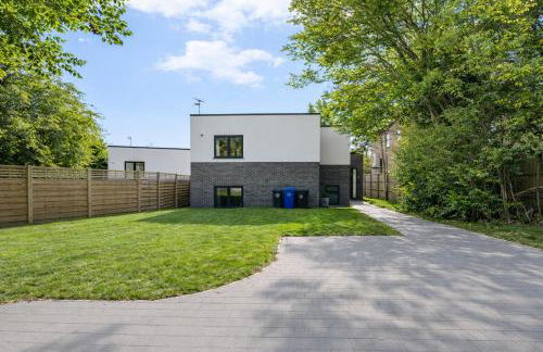 Luxury 4BR Smart Home with Smart Features, Garden, SkyStream & Free Parking - Sleeps Up To 8 in Gerrards Cross SL9 - Photo 30