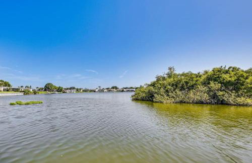 Canal Front Oasis w Heated Pool Close to the Beach - Foto 39