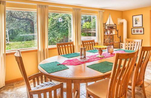 Cozy 2BR cabin near beach with deck fireplace. - Foto 6