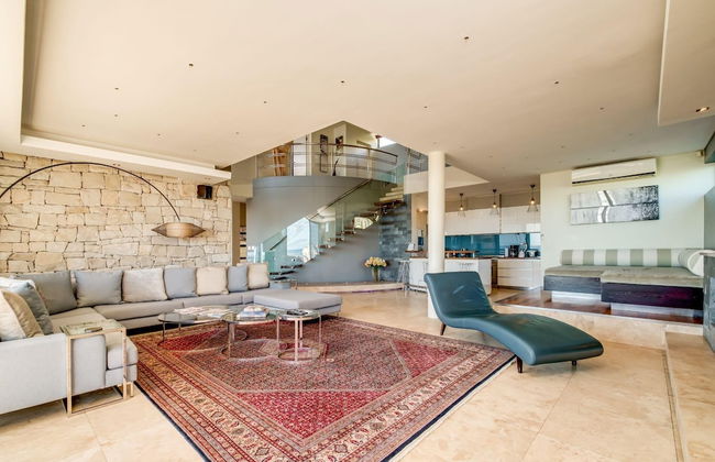 Multi-level Family Villa w Private Pool Views Lions Crest - Foto 6