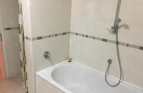 Bright by Trade Fair ICM 15 min direct to City Center 2-BedRoom full 2-BathRoom, free Parking, Balcony, Family and Business friendly - Foto 13