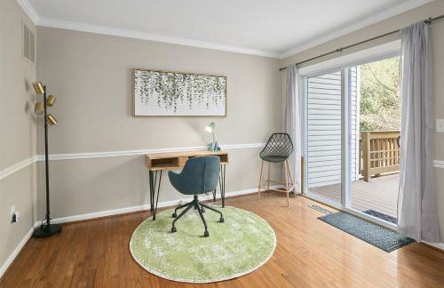 4BR Townhome, Close to Shops & Restaurants, 40 Mins to DC - Foto 6