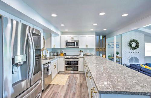 Lakeside Lacey Gem with Sauna and Private Dock - Foto 17