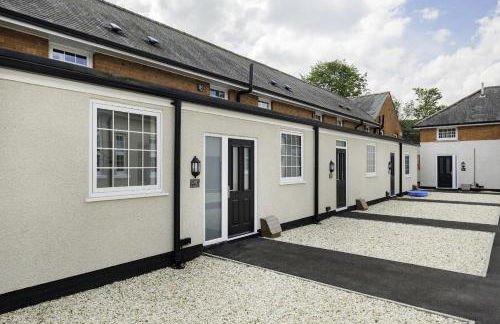 2Bed Flat-Secured Free Parking-by Holiday Homes - Photo 20
