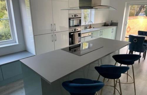 Large 5 Bedroom Family home with parking and WI-FI - Foto 2