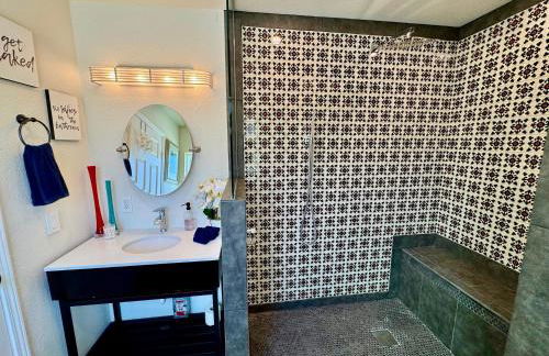 Epic Views, Huge House, Acres of J-Trees to explore, Hot Tub, Pool, AC, and Mini-Golf - Foto 35