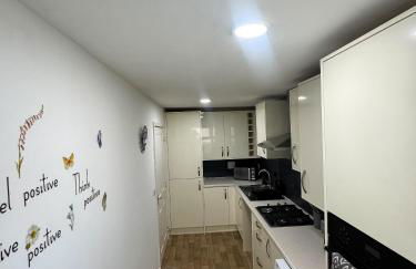 Town Centre spacious 4 bed town house - Foto 10