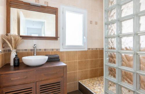 L'Oasis - Duplex - Parking Privé Gratuit - Terrasse Privée - 10mn RERD-T12 - 2 bedrooms - De 1 à 6 personnes - Shopping Mall - Primark - Piscine - Patinoire - Théâtre - Cinéma - Bibliothèque - Foto 22