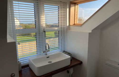 Delightful 3 bed cottage with hot tub & sea views. - Photo 33