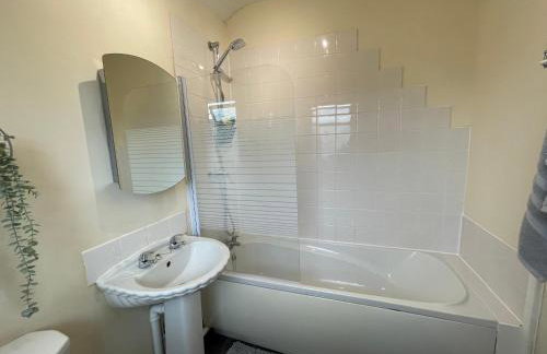 Delightful 2 bed detached home with secure parking - Foto 6